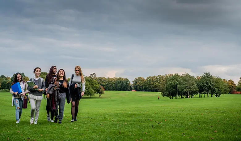 Ученики Bosworth College.jpg